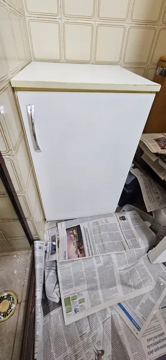 Móvel Branco 1 porta com prateleira e rodinha