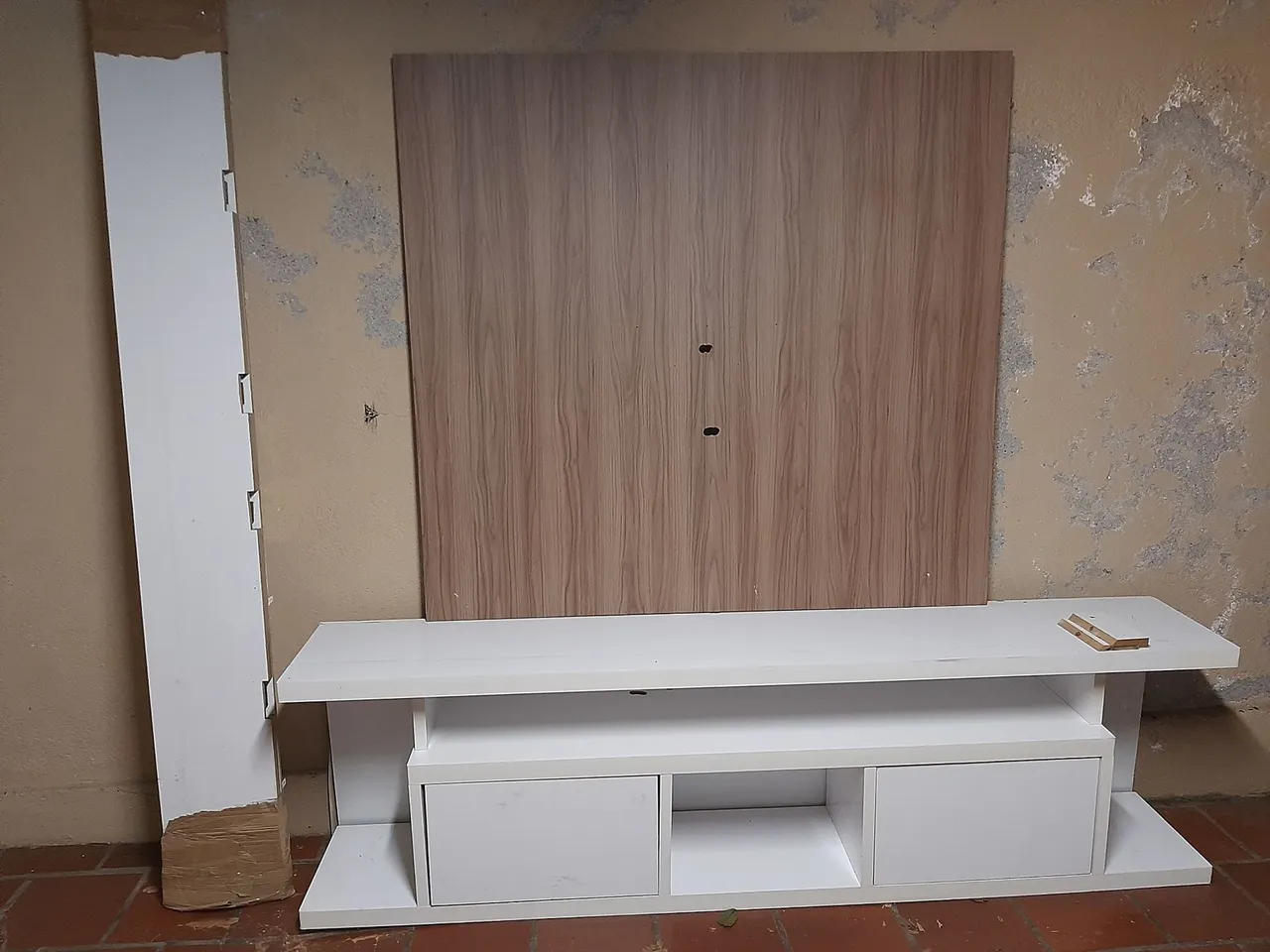 Painel para TV e Rack Branco com Detalhes em Madeira
