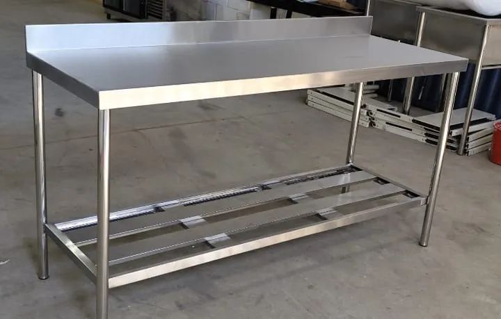 Mesa Com Respaldo de Parede // Cozinha Industrial