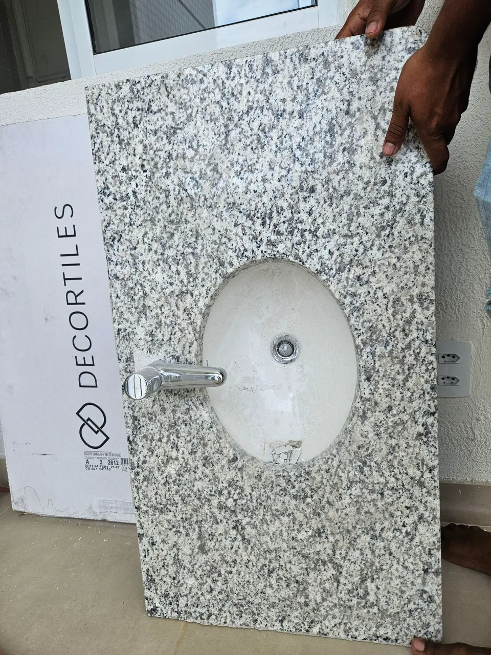 Bancada de Granito Fortaleza com torneira e cuba Inclusos