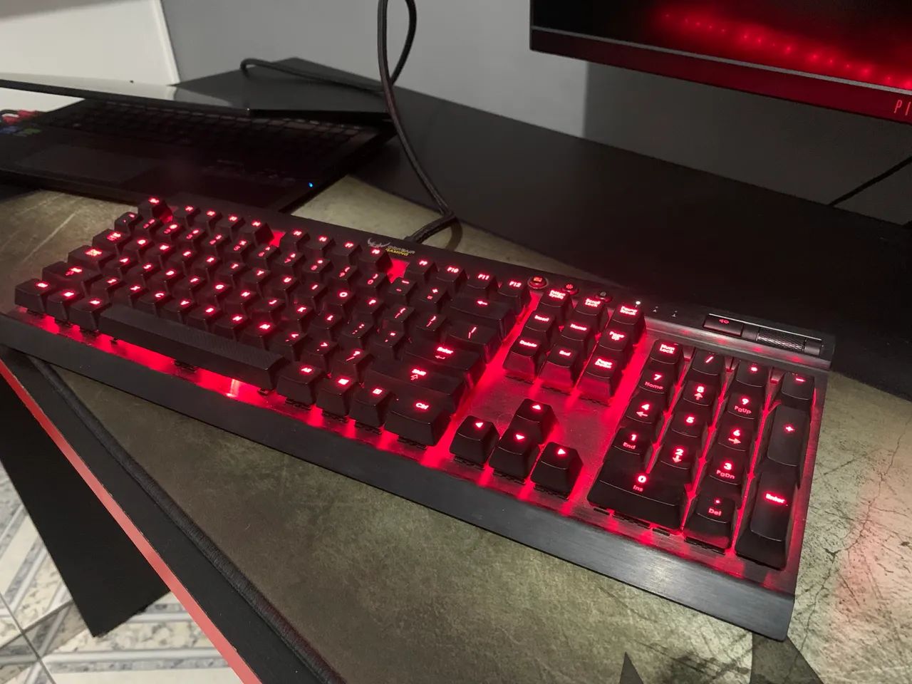 Teclado mecânico Corsair K70