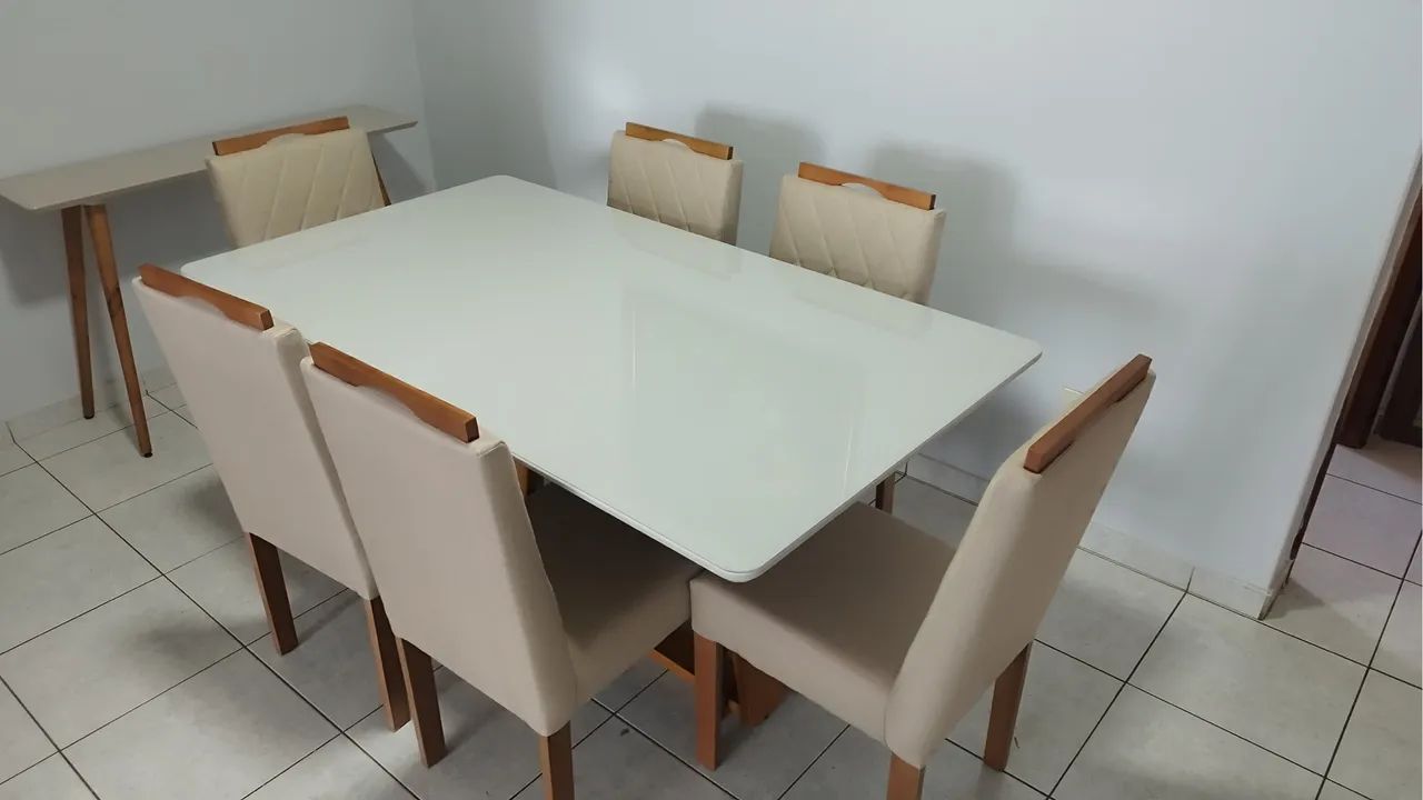 Mesa de Jantar com 6 Cadeiras e Detalhe Religioso - Foto 3