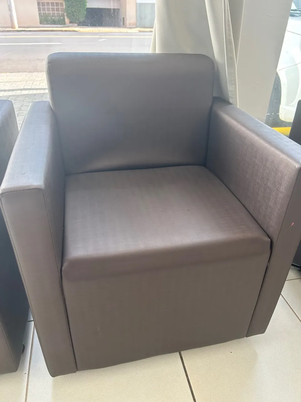 Poltrona de Couro Marrom Elegante