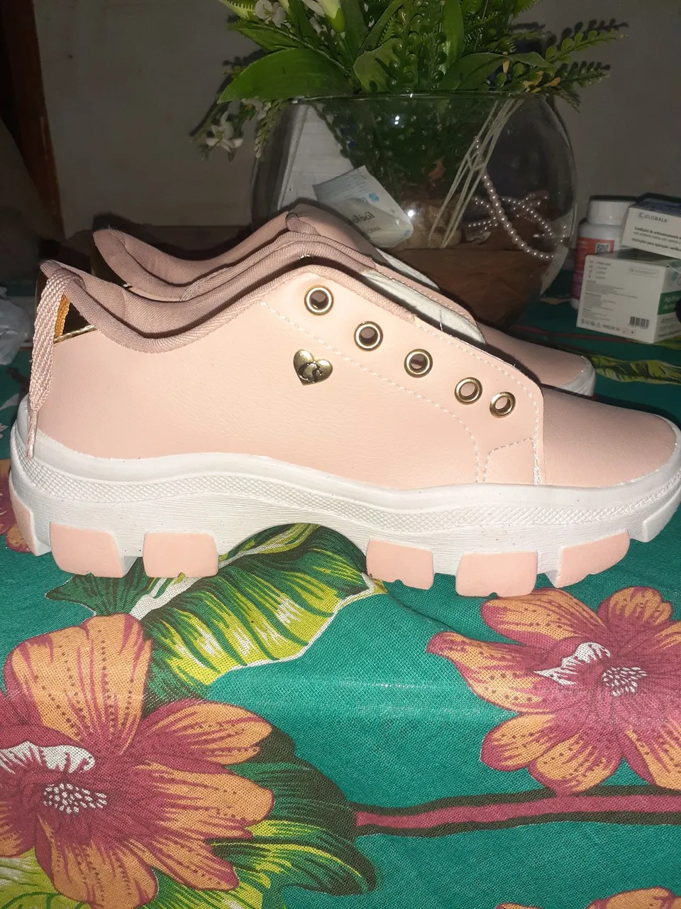 Tênis Rosa Feminino com Detalhes Dourados