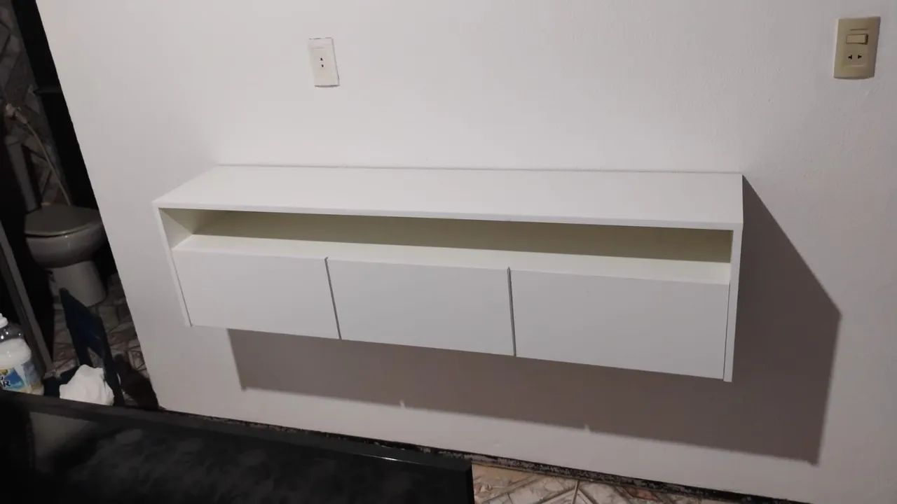 Móvel suspenso branco com gavetas