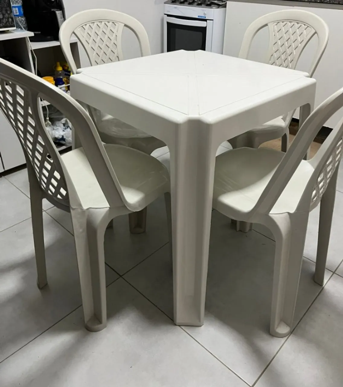 "mesa de plastico com 4 cadeiras" - Mesas no Brasil