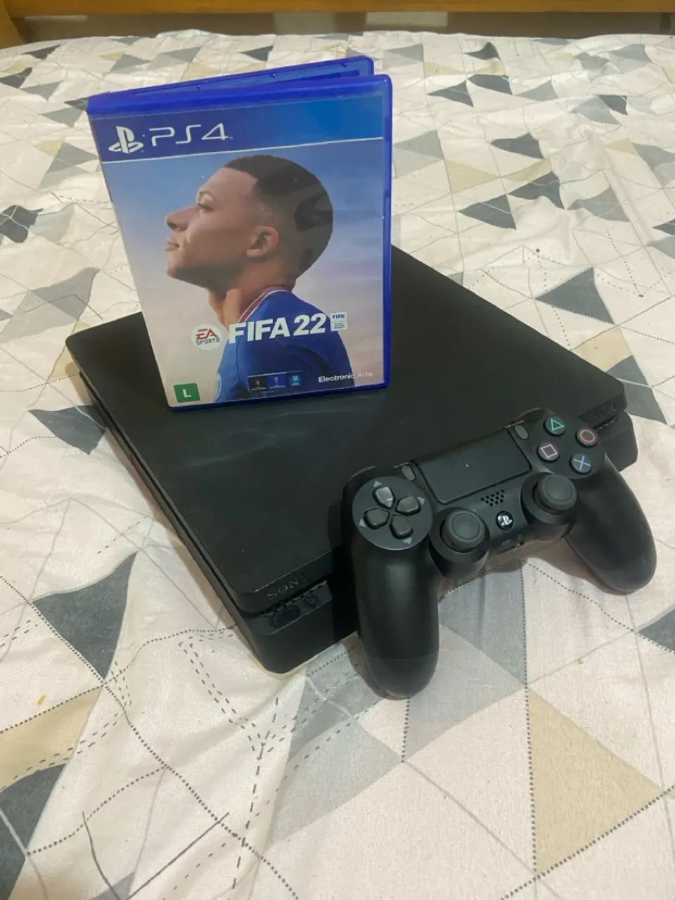 Playstation 4 com controle e jogo FIFA 22