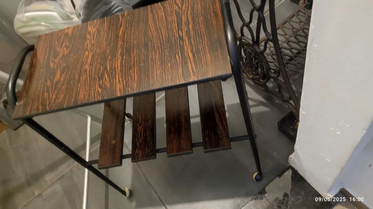 Mesa de apoio em madeira e fórmica antiga com estrutura de ferro e rodízios linda versatil - Foto 2