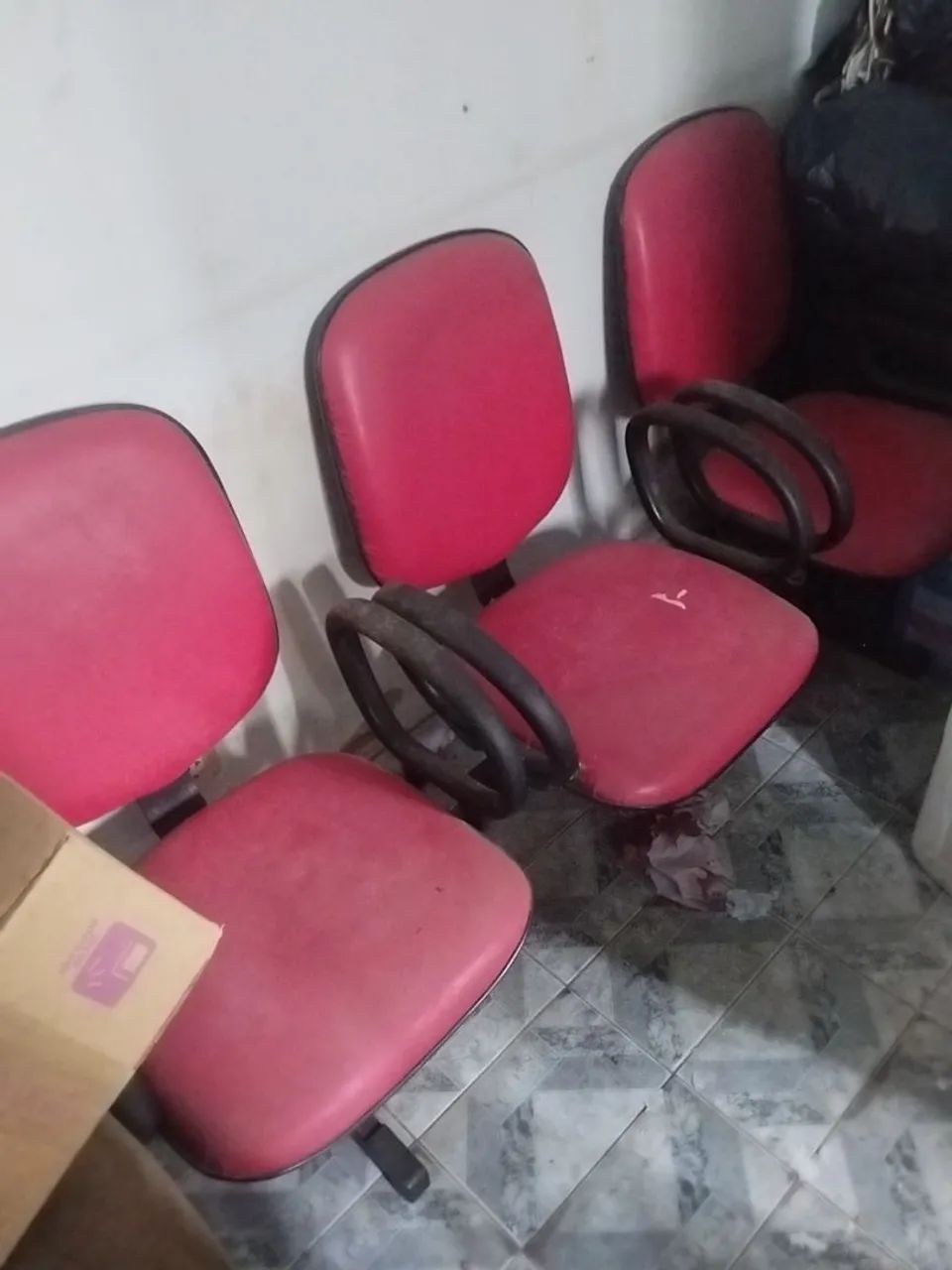 3 Cadeiras Vermelhas - em bom estado sem rasgões  - Foto 2
