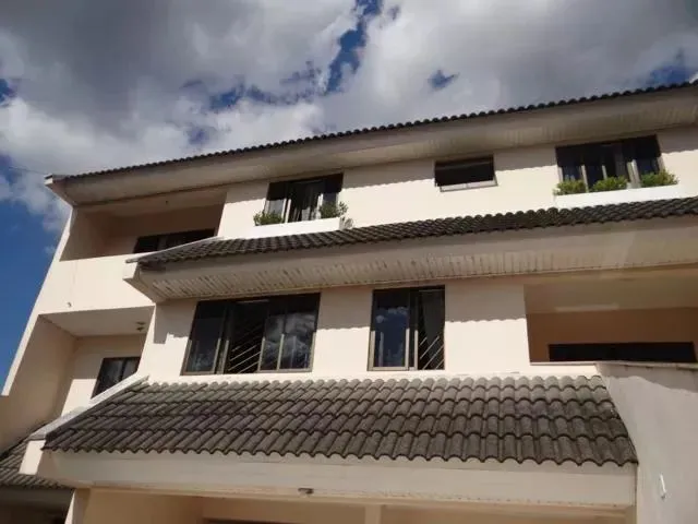Casa ampla no Pilarzinho. 04 quartos, sendo 01 suíte. 04 vagas.
