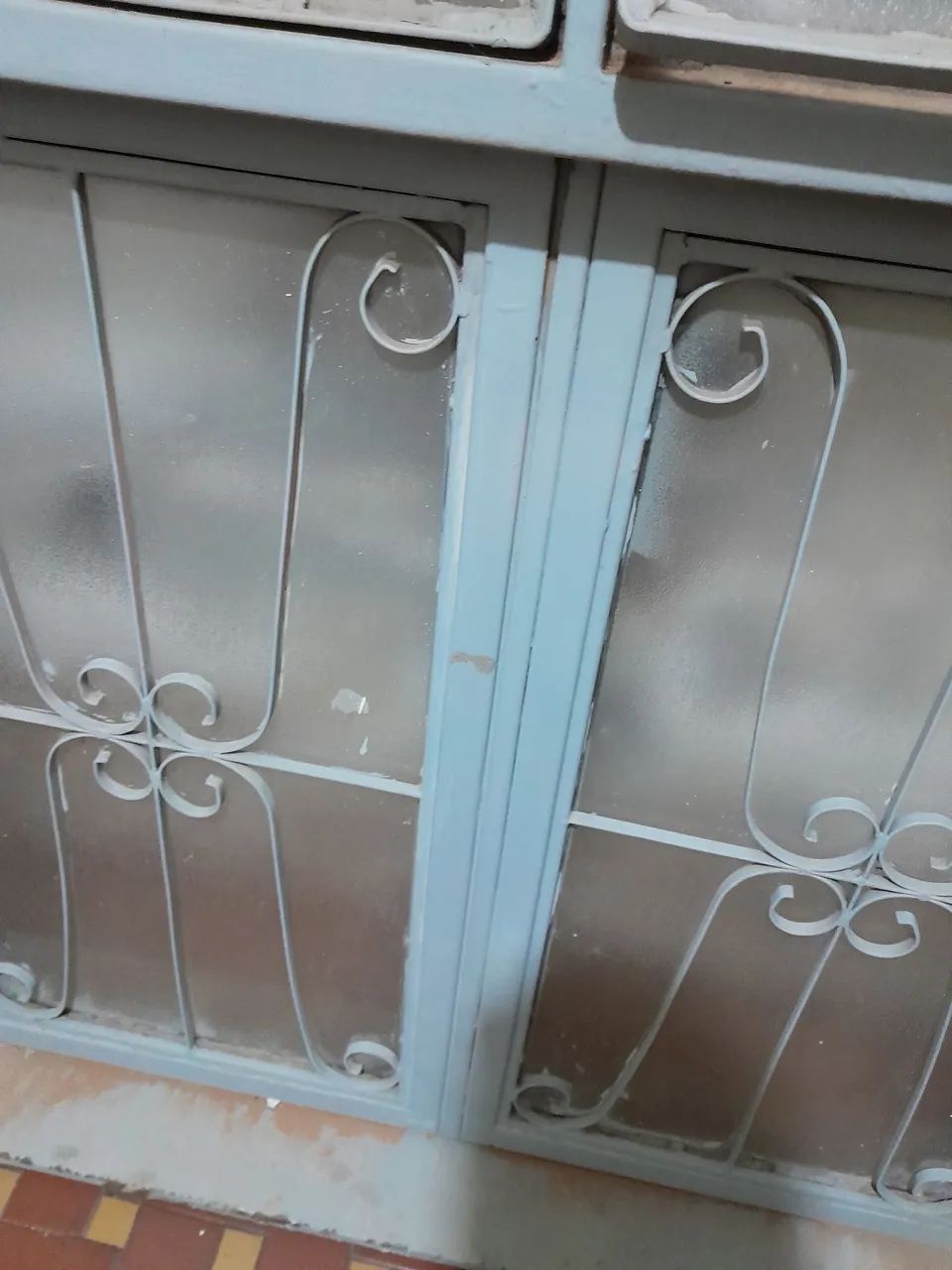 Janela de Ferro com Vidro e Grade 2 mt X 1,10mt. - Foto 4