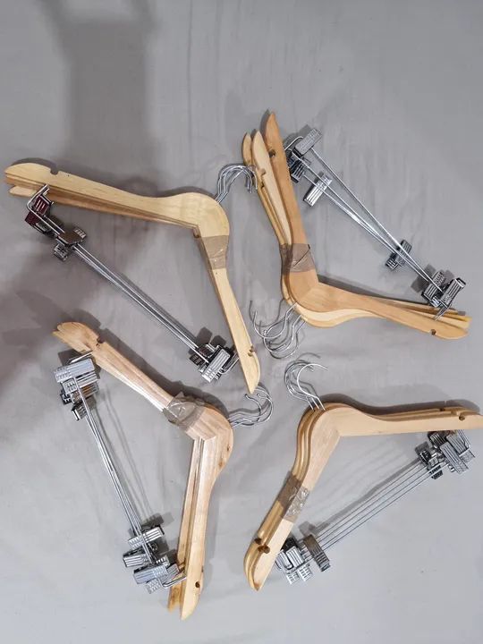 Cabides de madeira com presilhas 