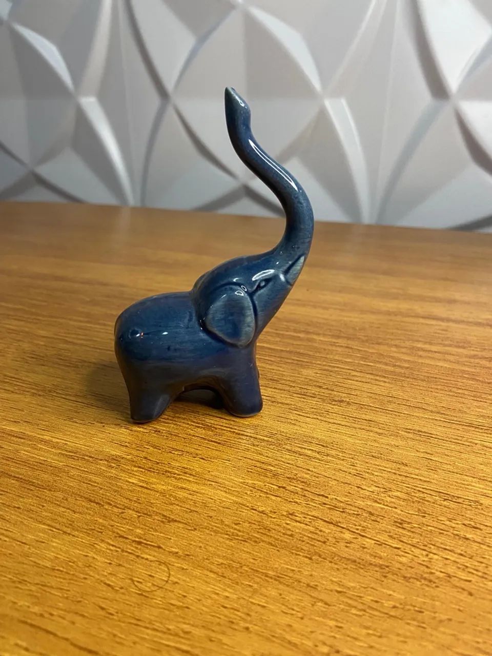 Trio de Elefantes Decorativos em Cerâmica - Azul, Laranja e Marinho - Foto 2