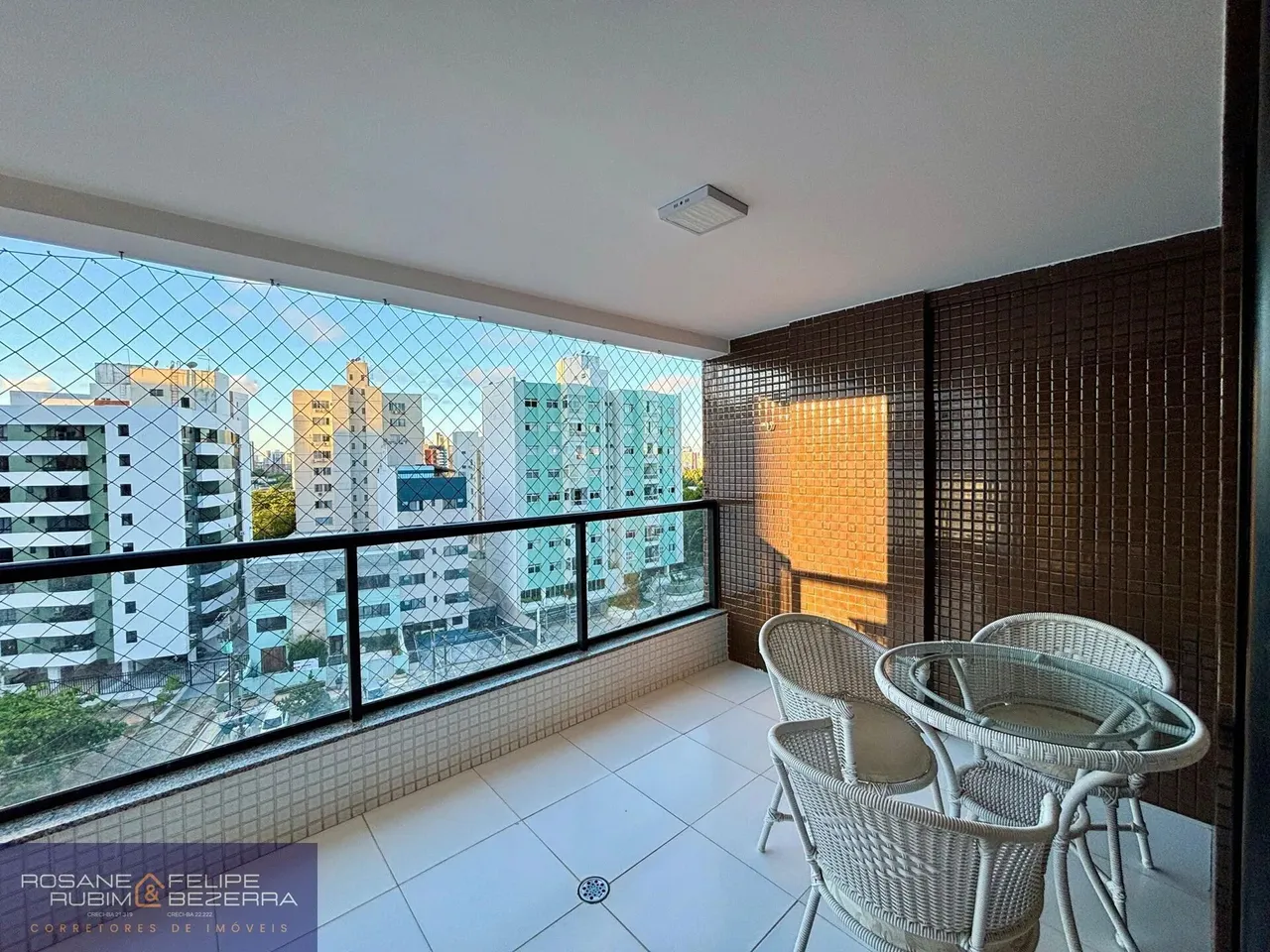 Apartamento com 2 quartos e varanda para locação no Itaigara
