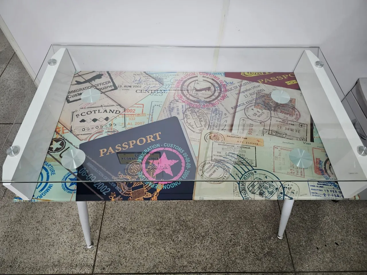 Mesa com design de passaportes