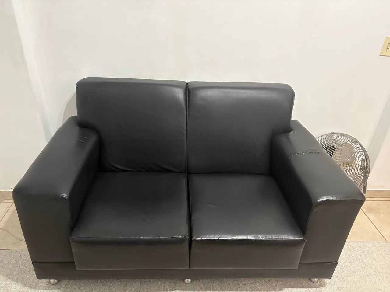 Sofá 2 Lugares Preto em Couro Sintético - Foto 2