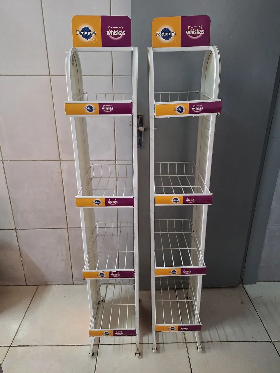Expositor / Gôndula.  Os dois por 300