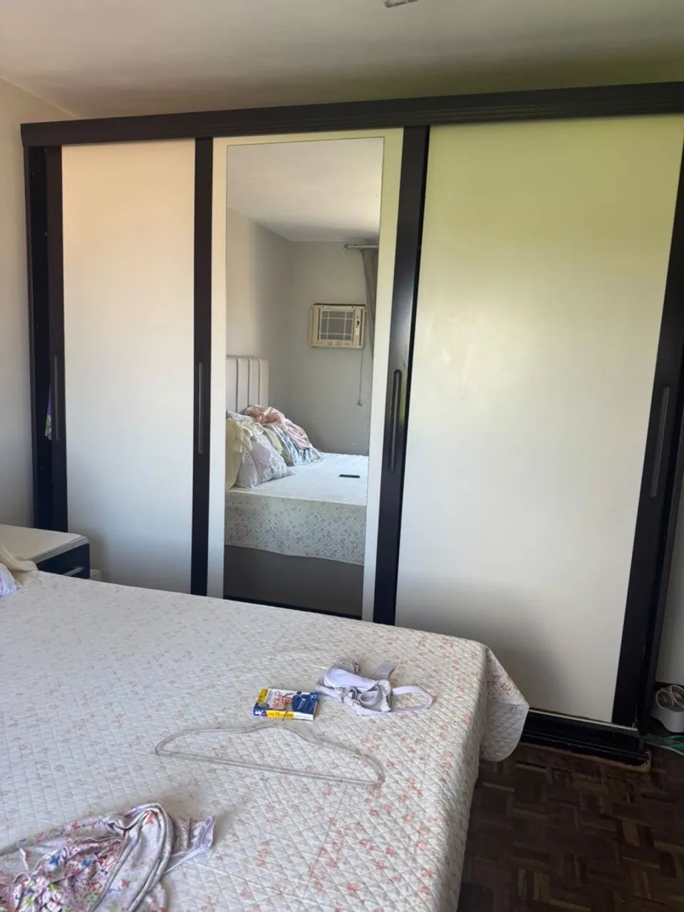 Mesa com 6 cadeiras e guarda roupa casal - Foto 4