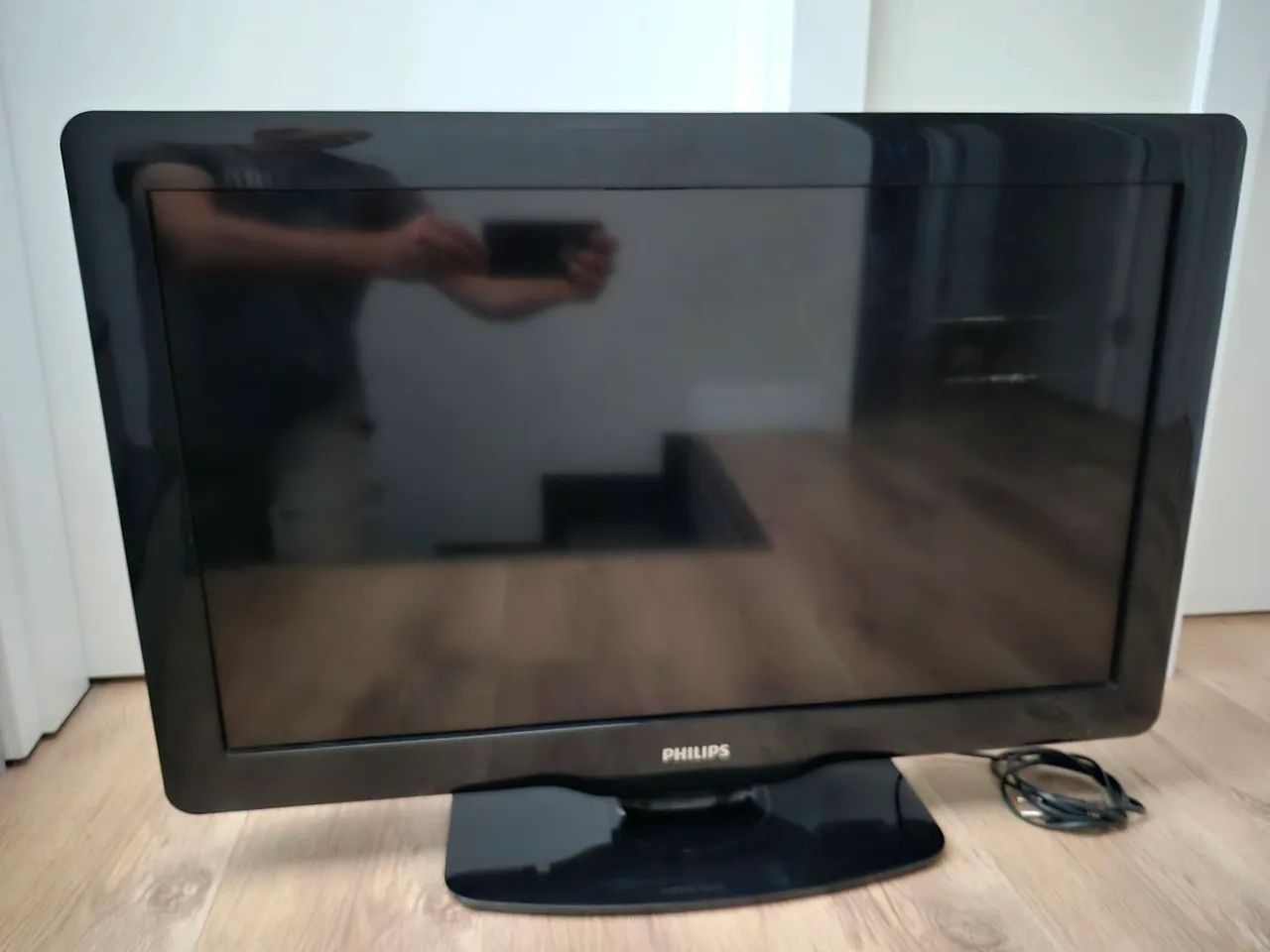 TV 32 polegadas LCD Philips - pequena mancha na tela - funciona normalmente  - Foto 2