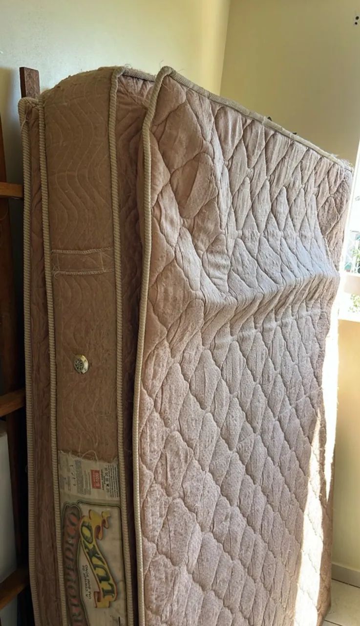 Cama de casal em madeira com colchão  - Foto 2
