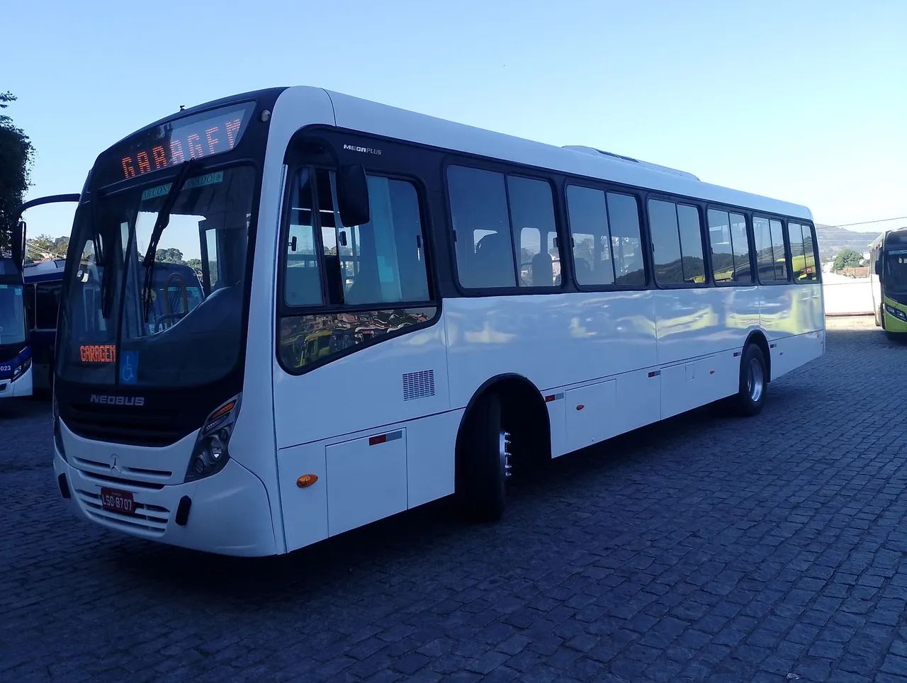 Neobus ano 2015/16 Mercedes 1721, com 42 lugares ar condicionado  - Foto 2