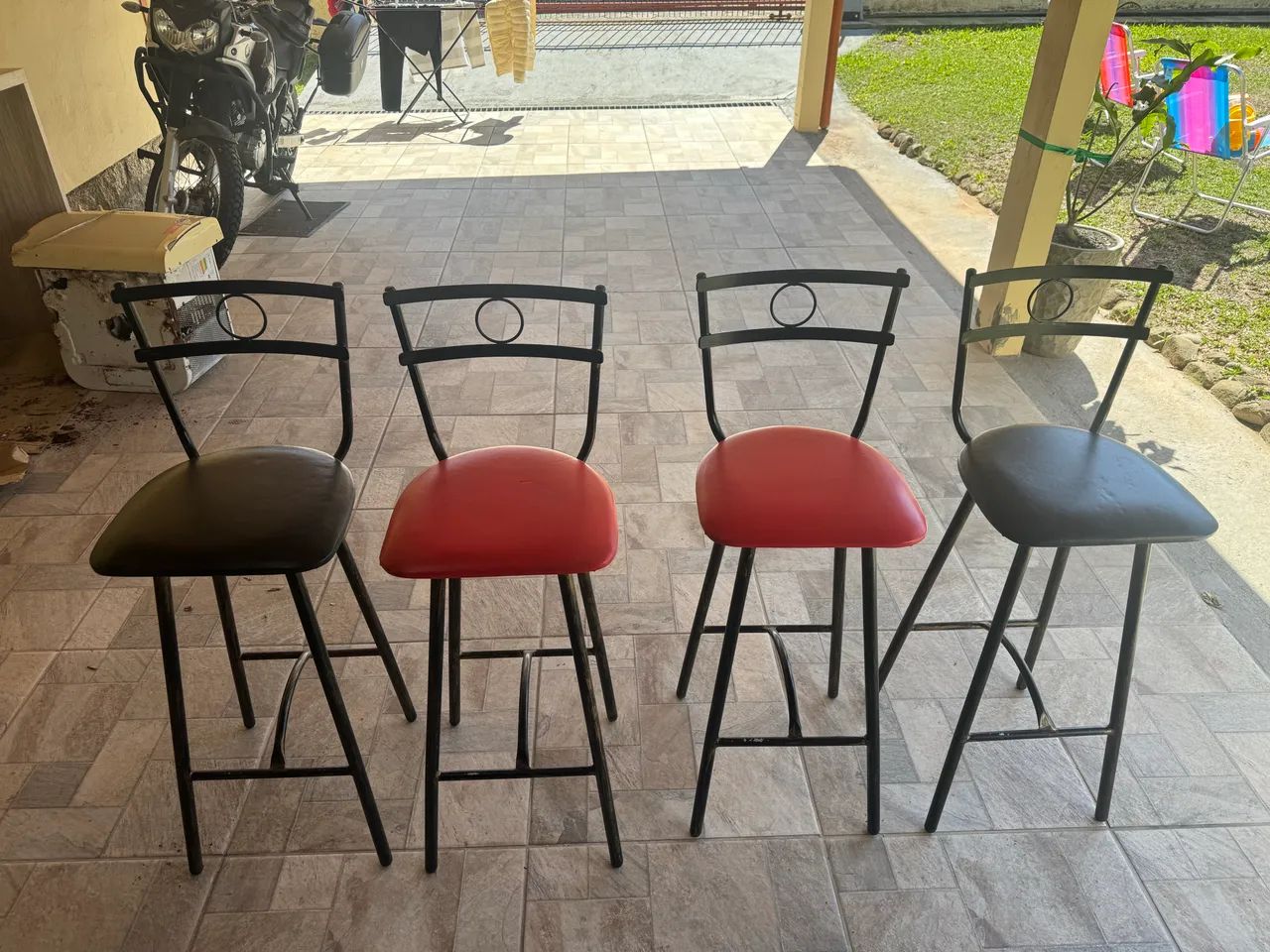 4 Banquetas de ferro e uma bancada - Foto 2