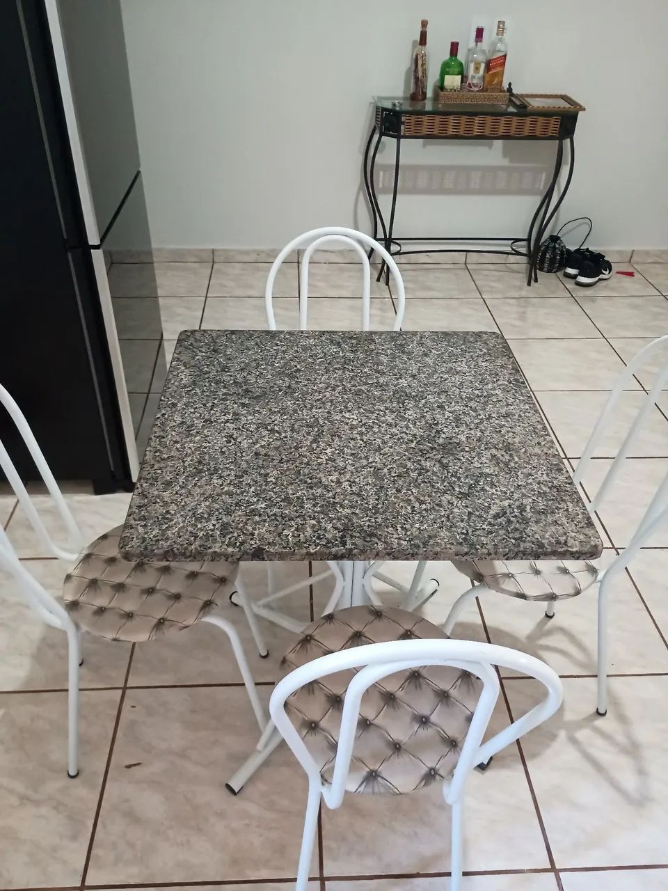 Mesa de mármore com 4 cadeiras 