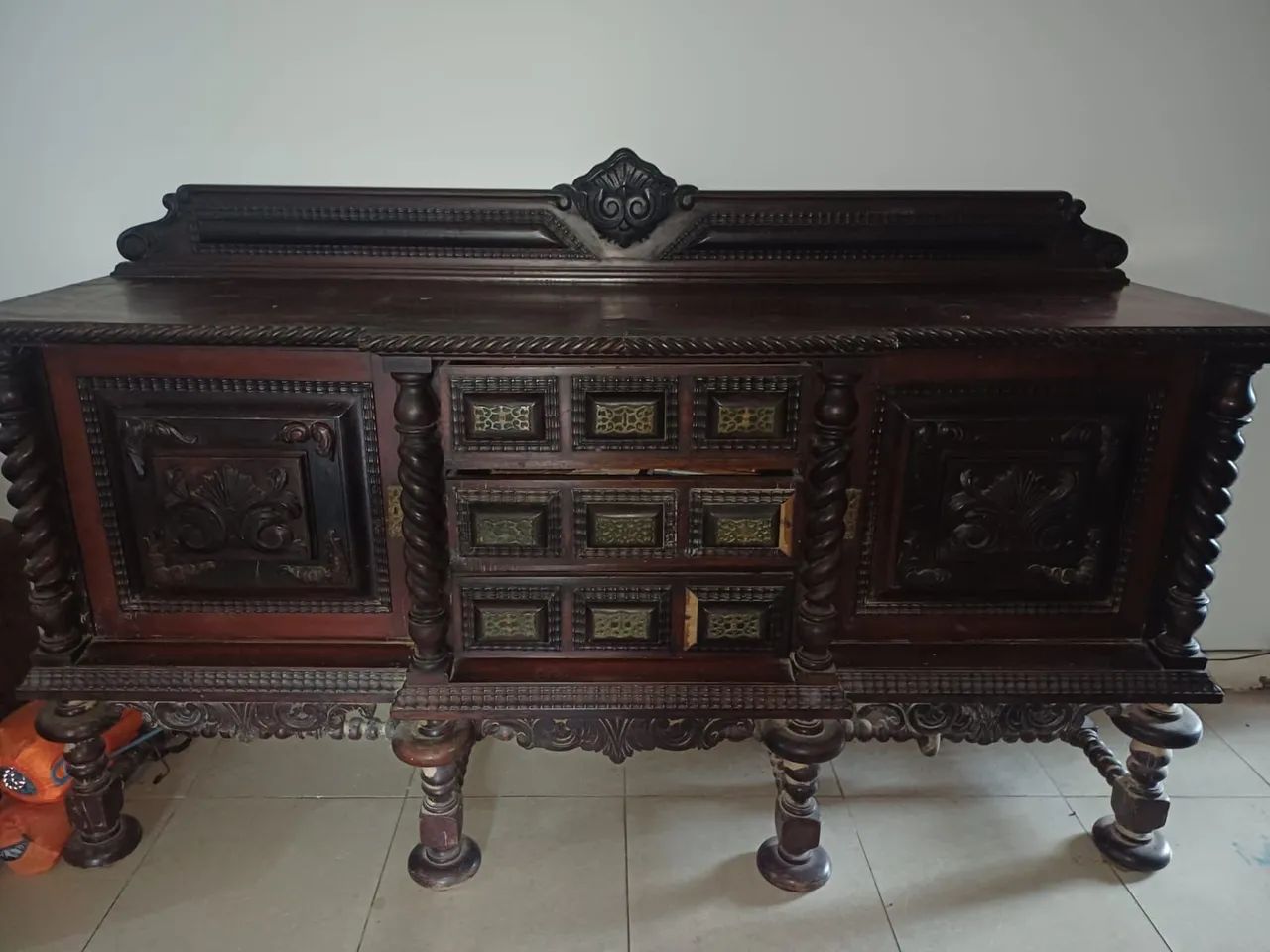  buffet antigo de madeira maciça no estilo Manuelino