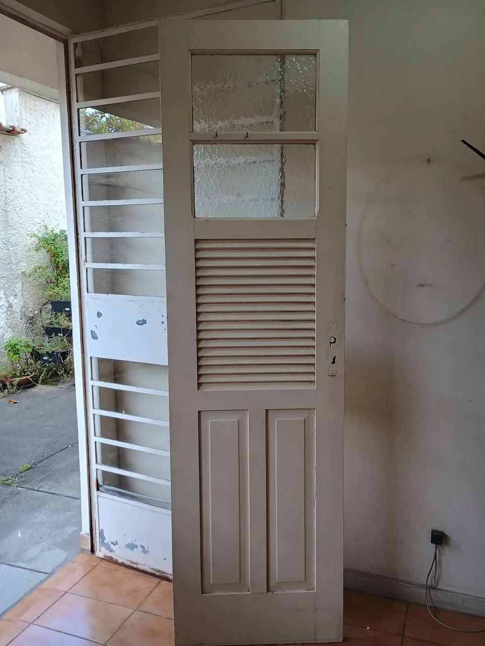 Porta de madeira com detalhes de vidro. - Foto 2