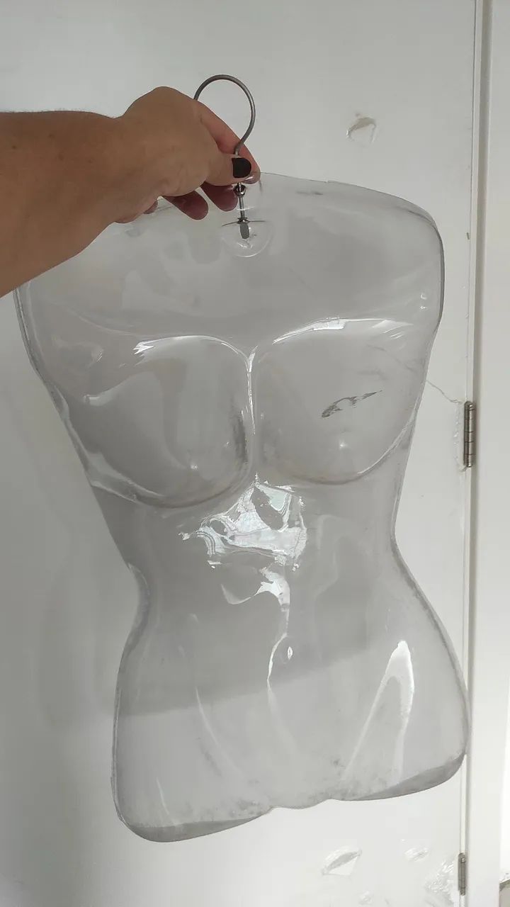 Cabide de corpo com material de pet. USADO.