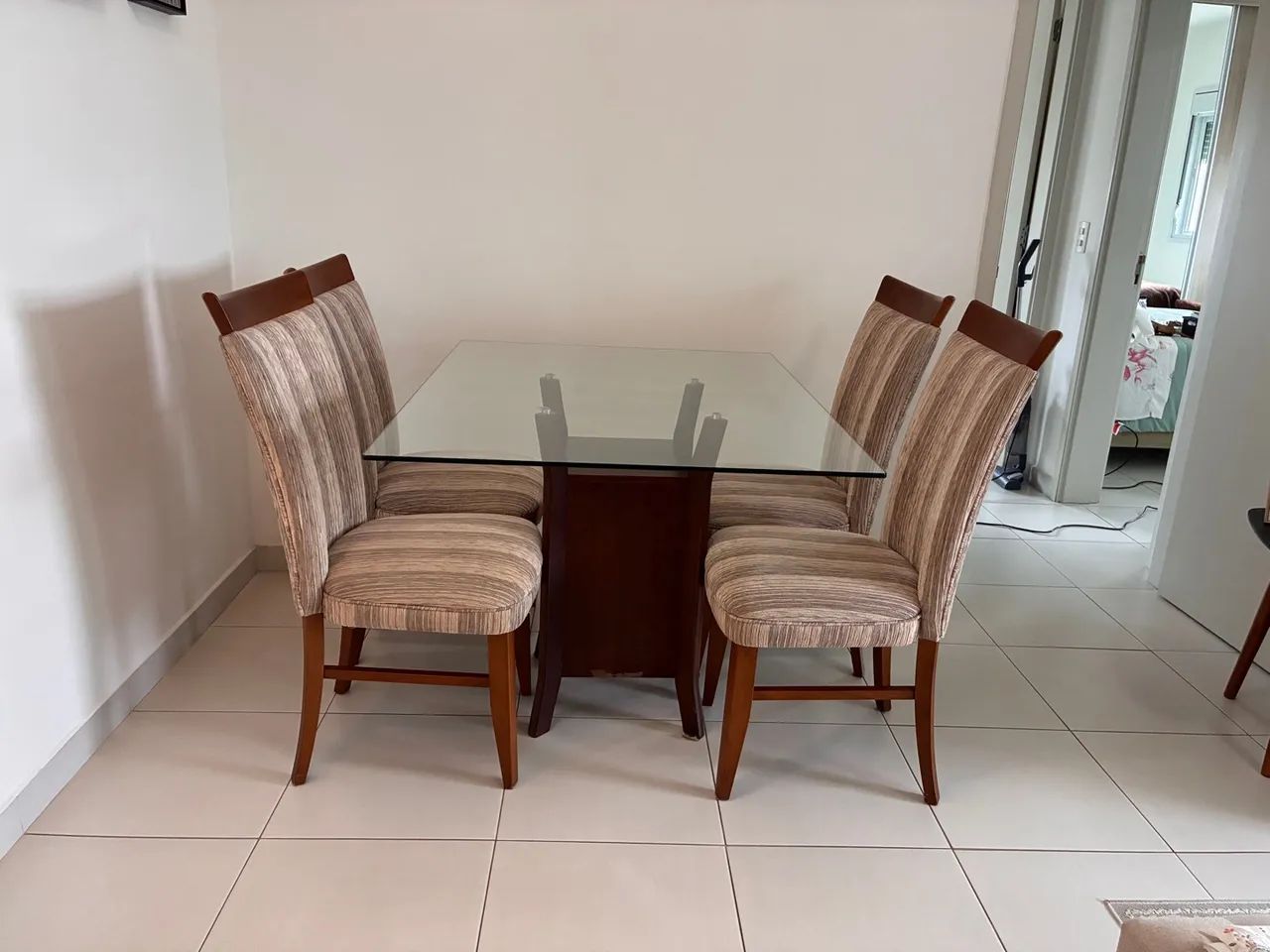 Mesa de jantar retangular 4 cadeiras 