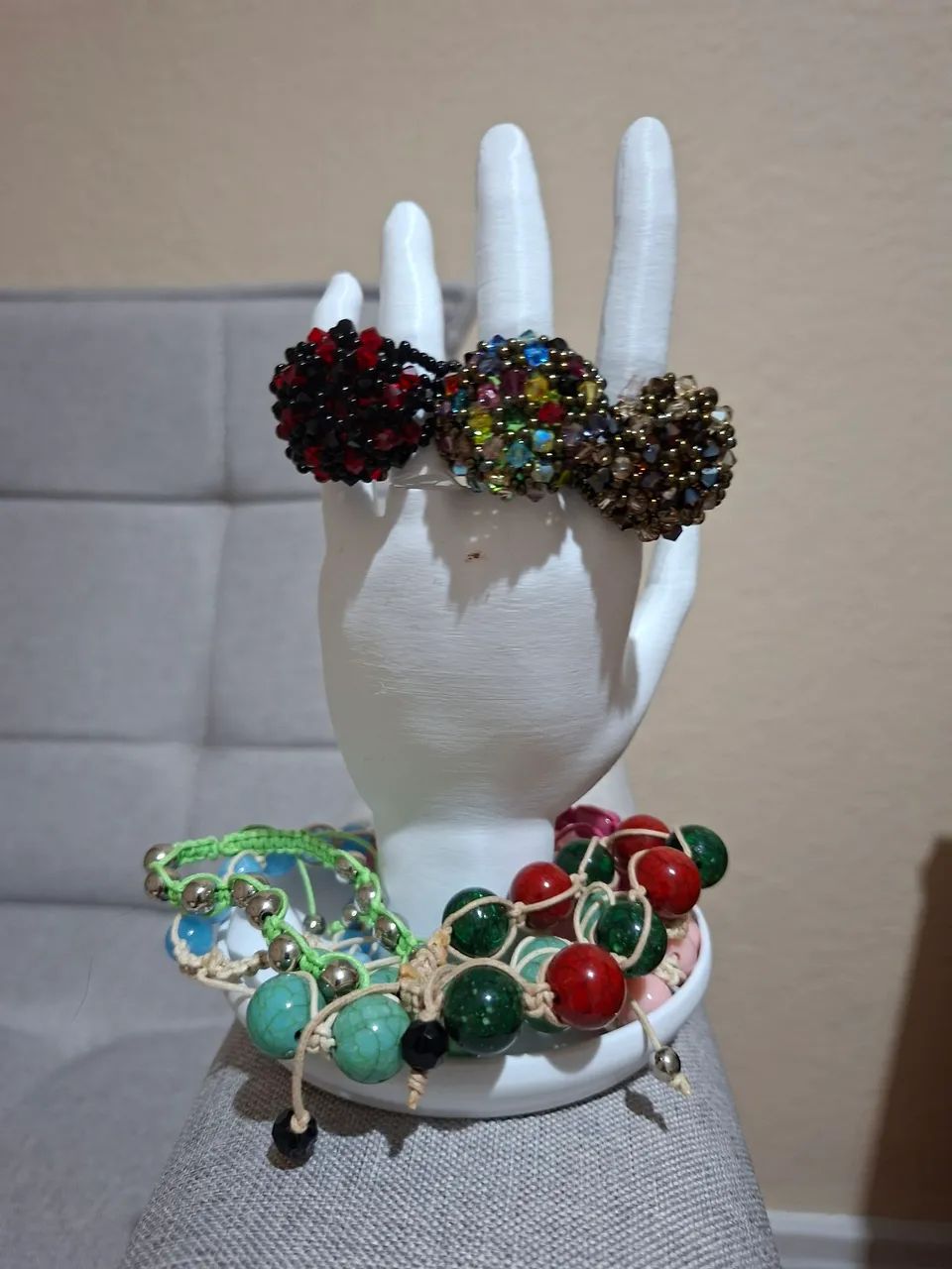 Anéis em cristais Swarovski e pulseiras e macramê e contas coloridas. - Foto 2