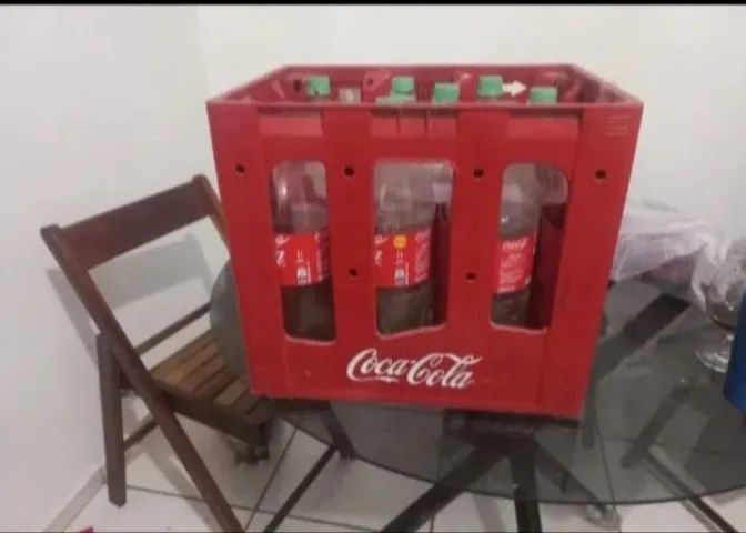 Caixa com garrafas de coca cola retornável 