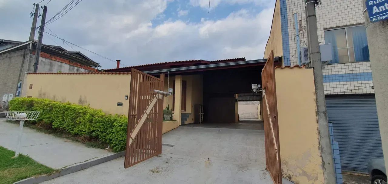 Casa para venda tem 300 metros quadrados com 2 quartos