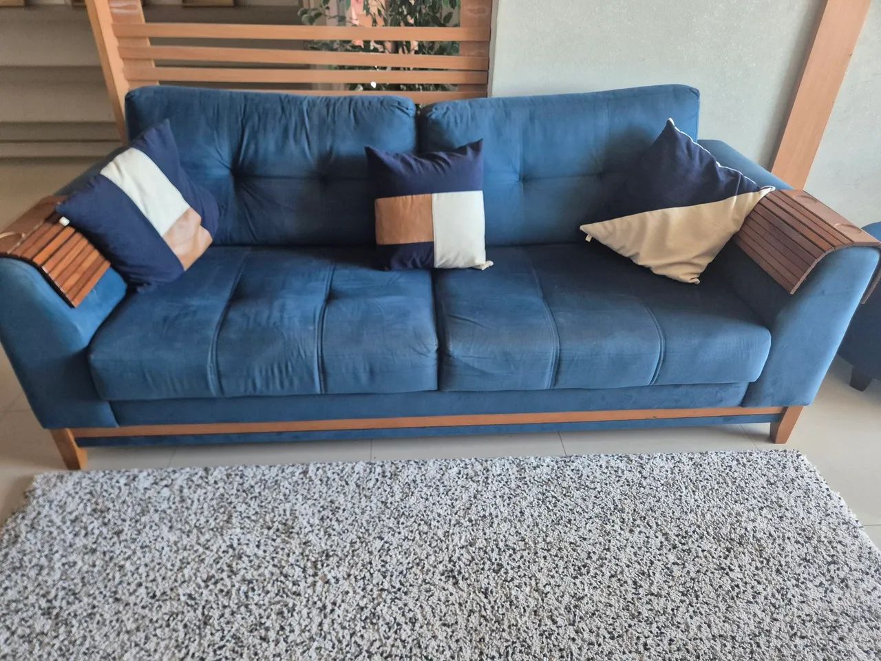 Vendo lindo sofá  cor azul espumas ortopédica  designer  moderno e excelente  qualidade  - Foto 3
