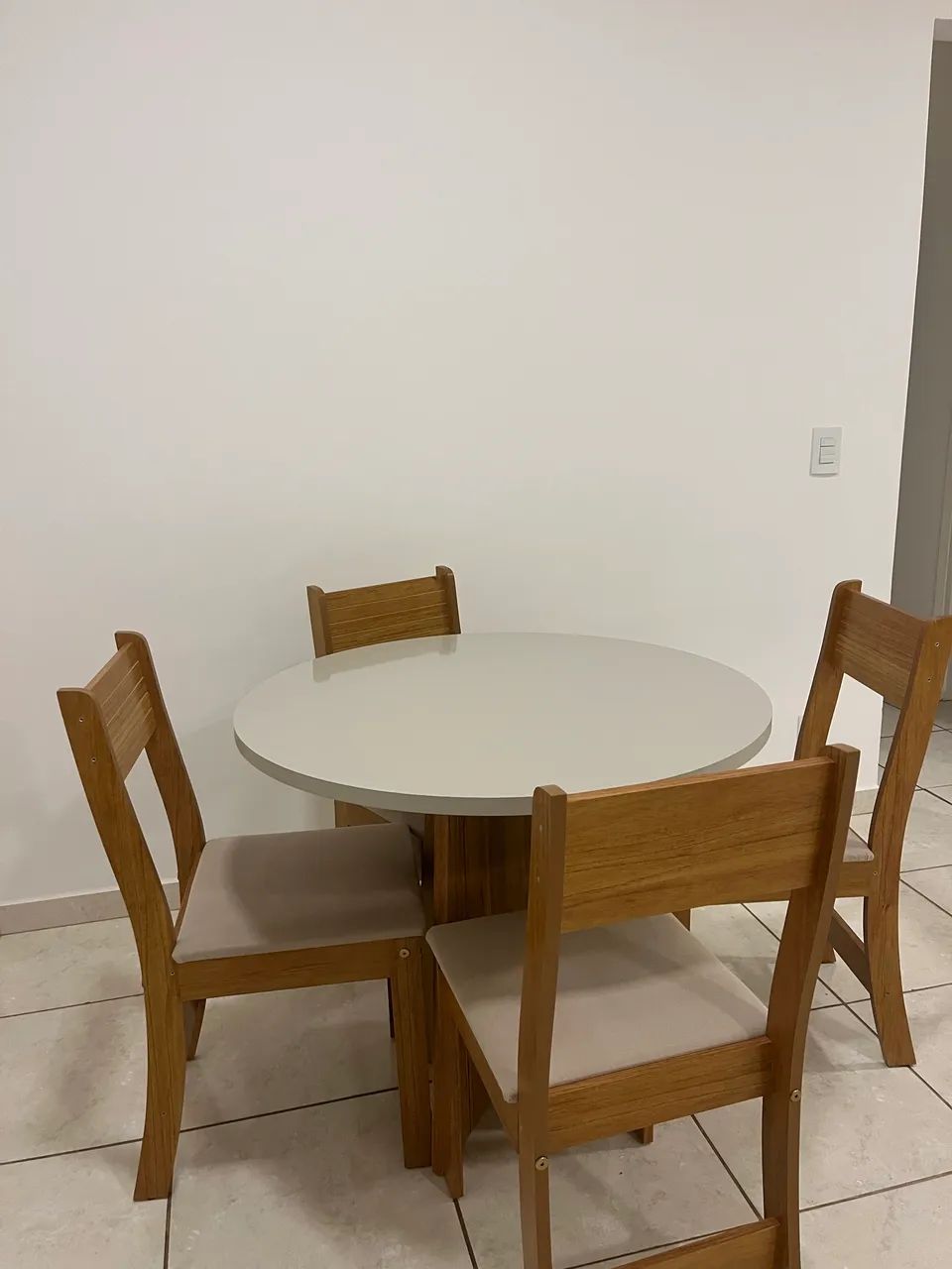 Mesa de Jantar com 4 Cadeiras Bege - Foto 3