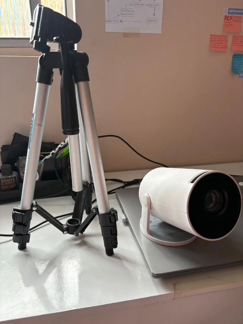 Kit projetor hy300 com tripé - pouco tempo de uso - Foto 3