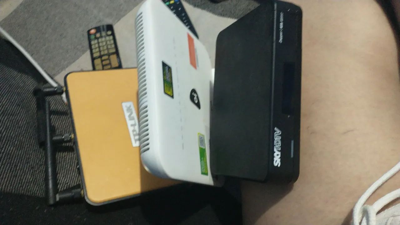 Vendo aparelho: sky com controle 150, oi 50  e TPLink 15 reais