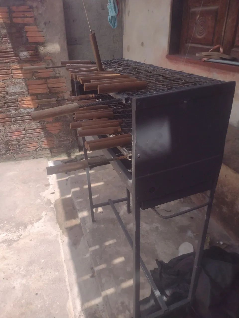 CHURRASQUEIRA COM OS ESPETOS  - Foto 2