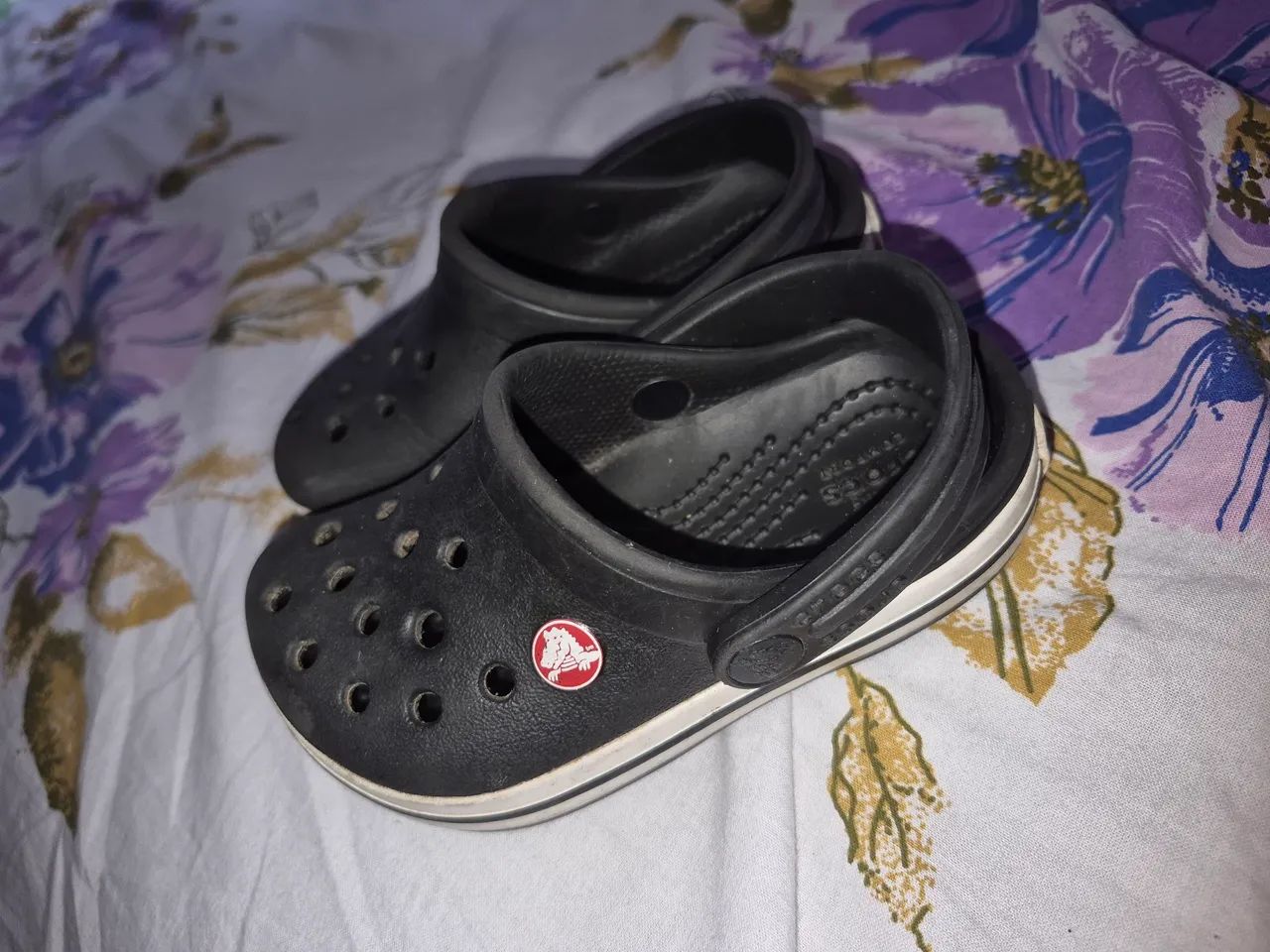 VENDO CROCS PRETA INFANTIL - Foto 2