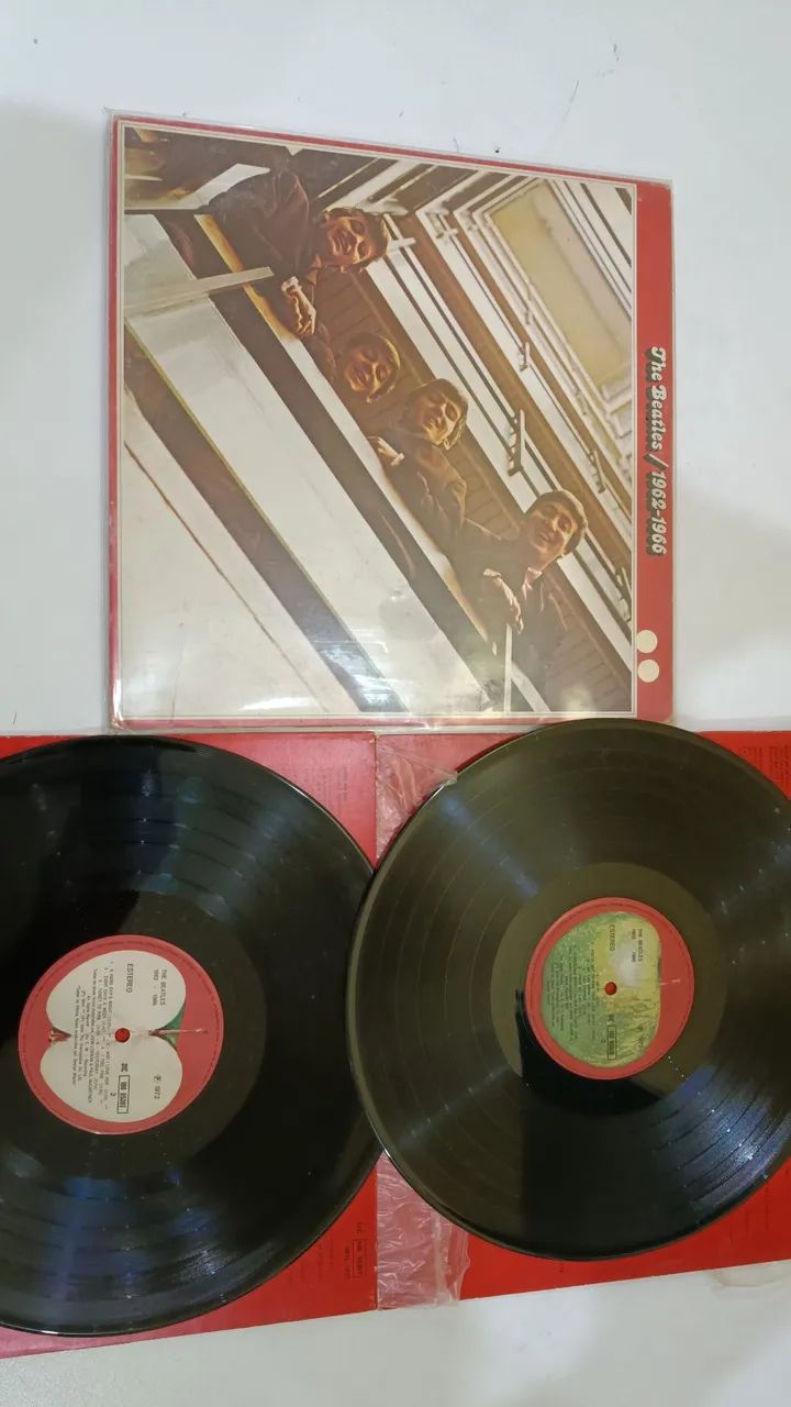 Vendo 2 LPs duplos dos The Beatles.