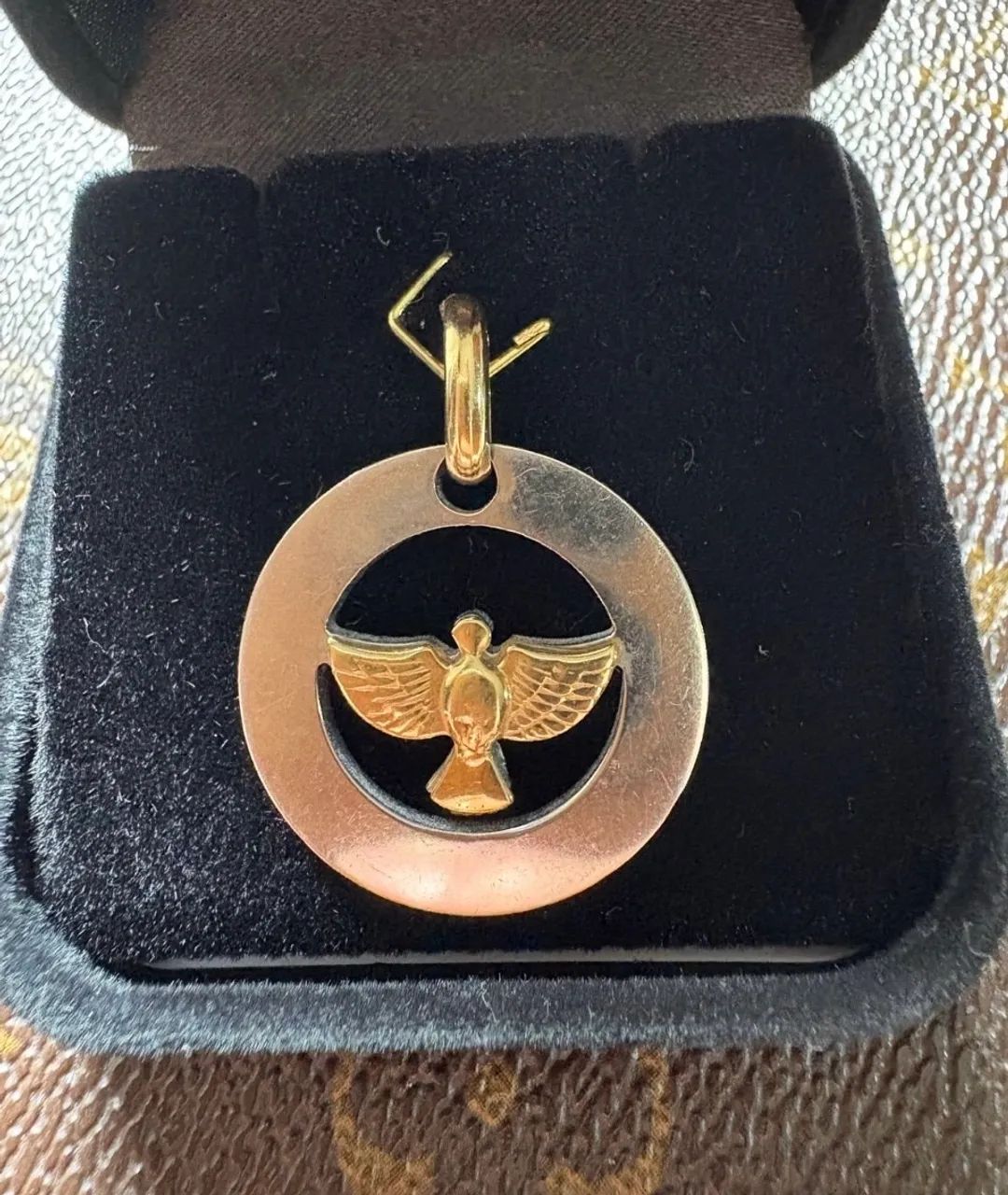 Pingente divino Espírito Santo  grande , em ouro 18k e aço  - Foto 5
