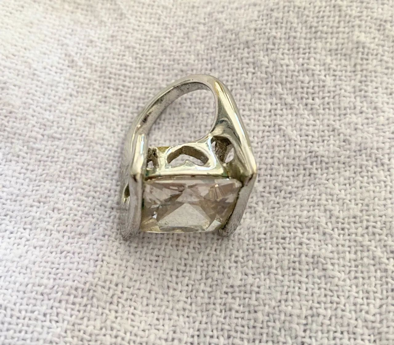 Vende-se Anel aro 18 com pedra Cristal e acabamento Prateado  - Foto 3