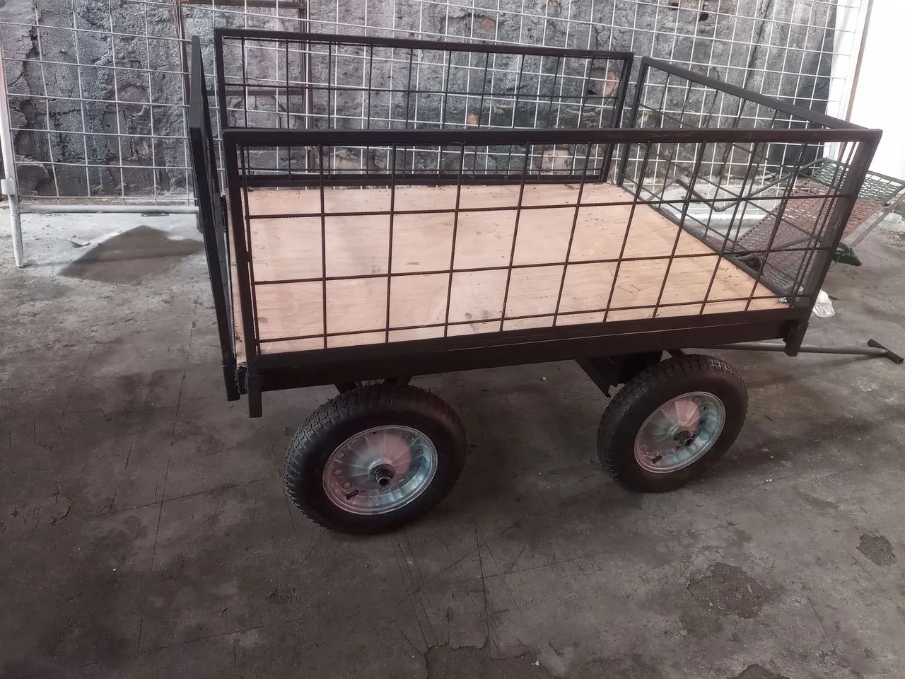 Carro de pratafoma e cargas 