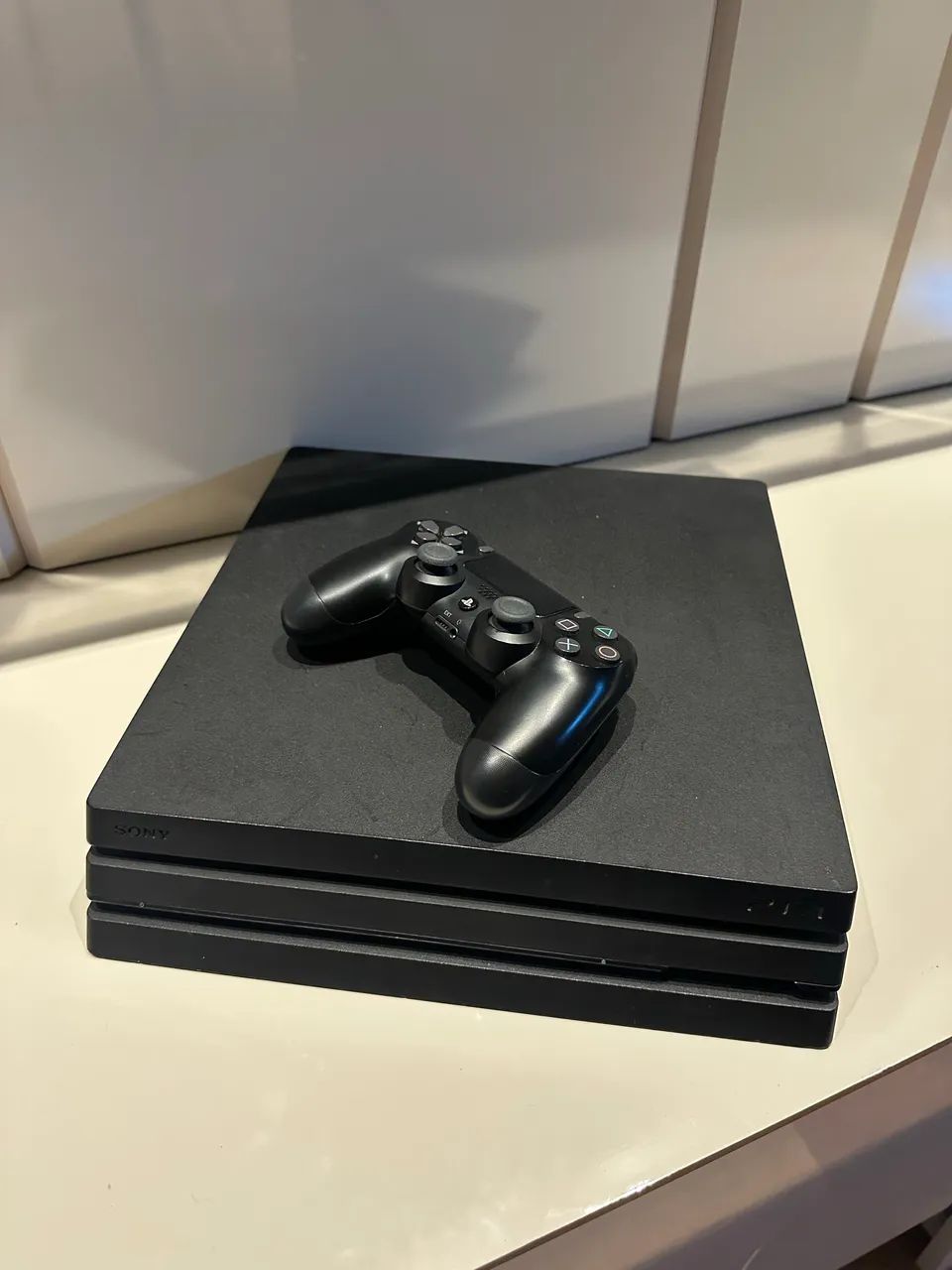 Ps4 Pro 1tb + 2 jogos - Foto 4