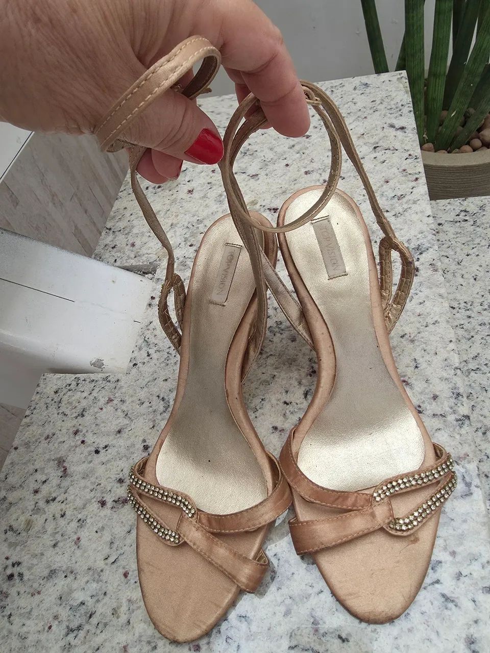 Sandália com strass dourada - Foto 4