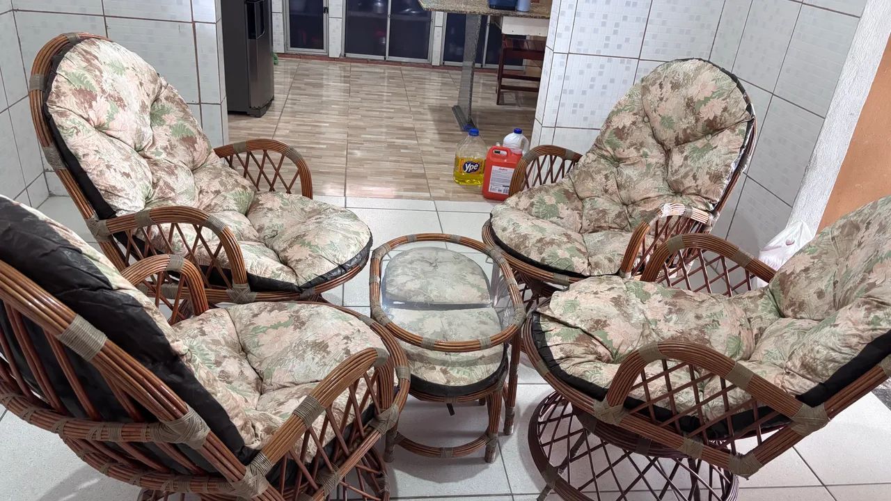 Conjunto de cadeiras acolchoadas com mesinha de centro  - Foto 4