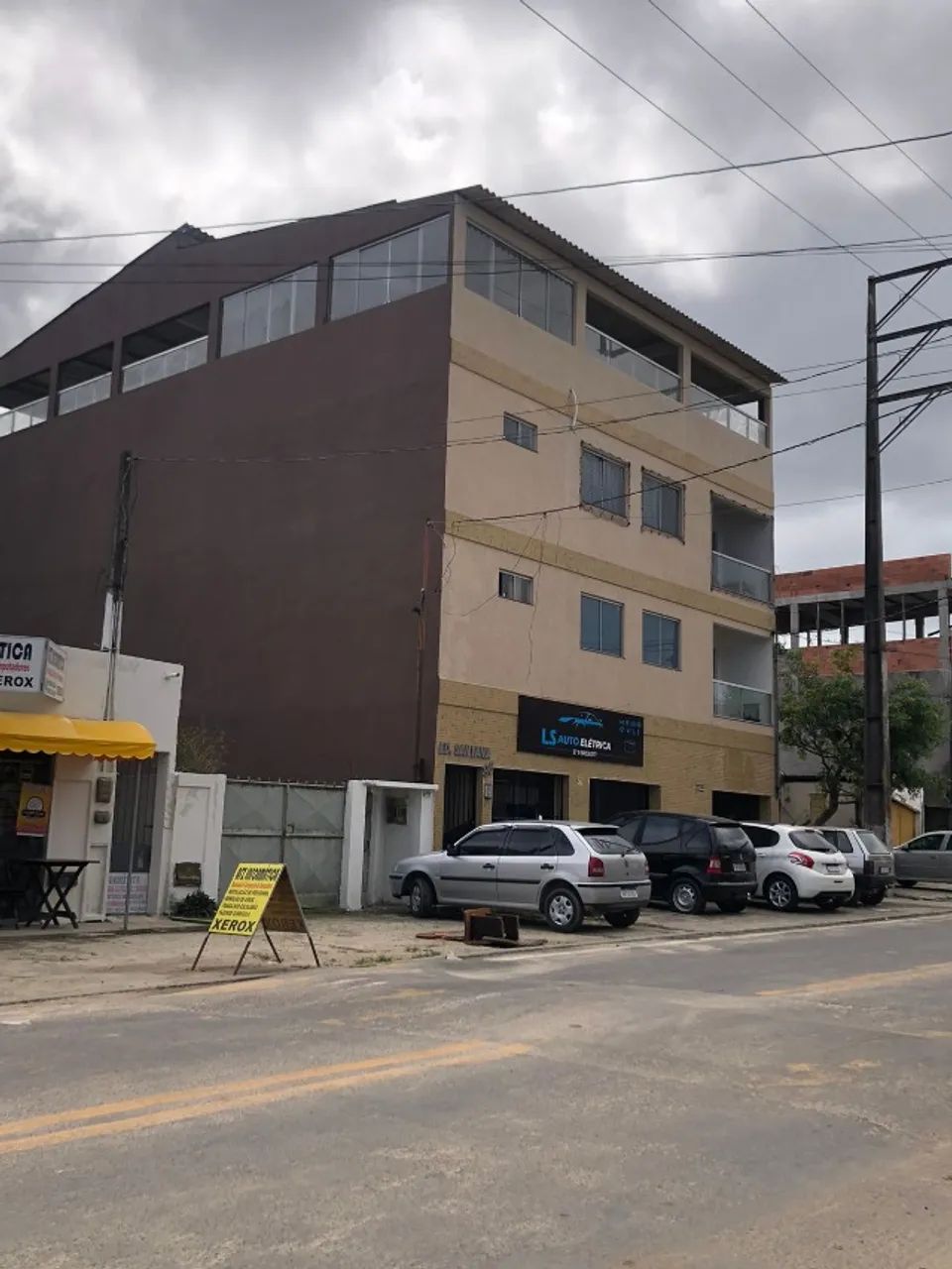 Prédio com 4 apartamentos + 1 ponto comercial (loja) - Foto 2