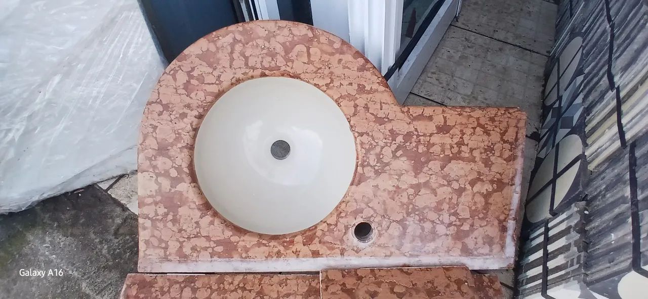 Lavatório Marmore 70 x 45 x 20 com frontão lateral esquerdo e parede  - Foto 2