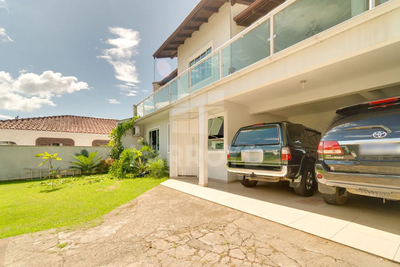 Casa à venda com dois pavimentos, piscina e edícula - Foto 2